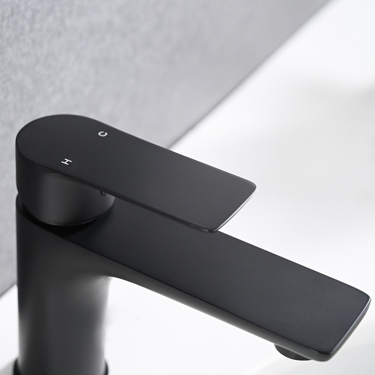 Modern Bathroom Sink Faucet Single Handle Brass Countertop Mount